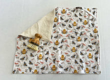 Load image into Gallery viewer, Vintage Bee Drying Mat