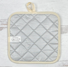 Load image into Gallery viewer, Honey Bee Pot Holder
